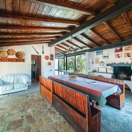 Dom wakacyjny Stunning In W/ 4 Bedrooms *