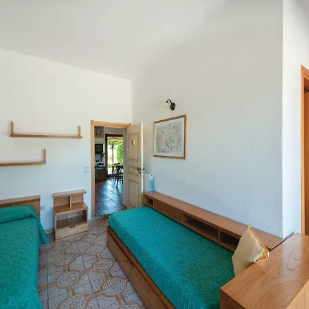Stunning In W/ 4 Bedrooms Dom wakacyjny Olbia